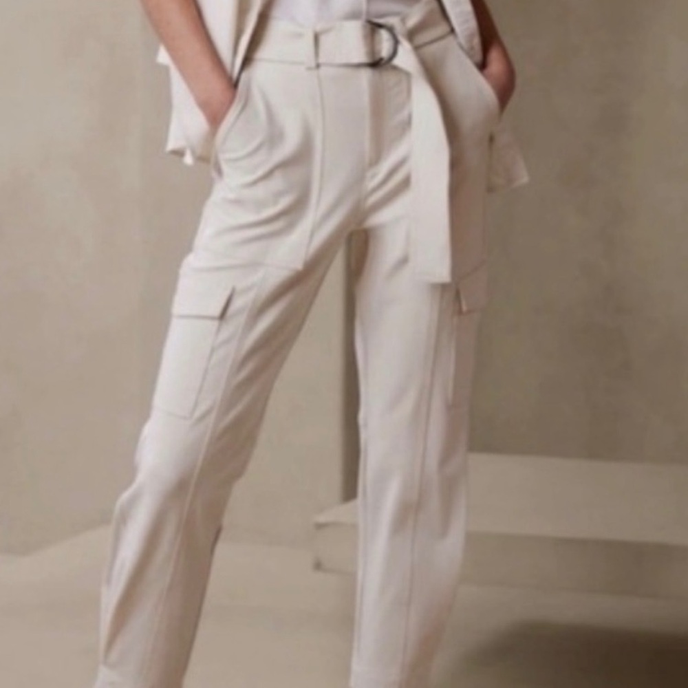 BANANA REPUBLIC women’s high rise refined cargo pants.